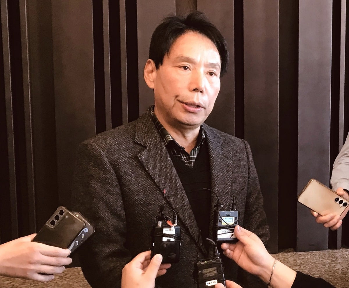 马卡：安切洛蒂考虑在重要比赛中排4-4-2阵型以达成平衡