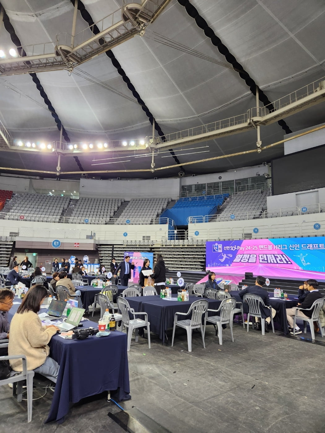 三年两获奖！官方：马丁内斯当选FIFA2024年度最佳门将