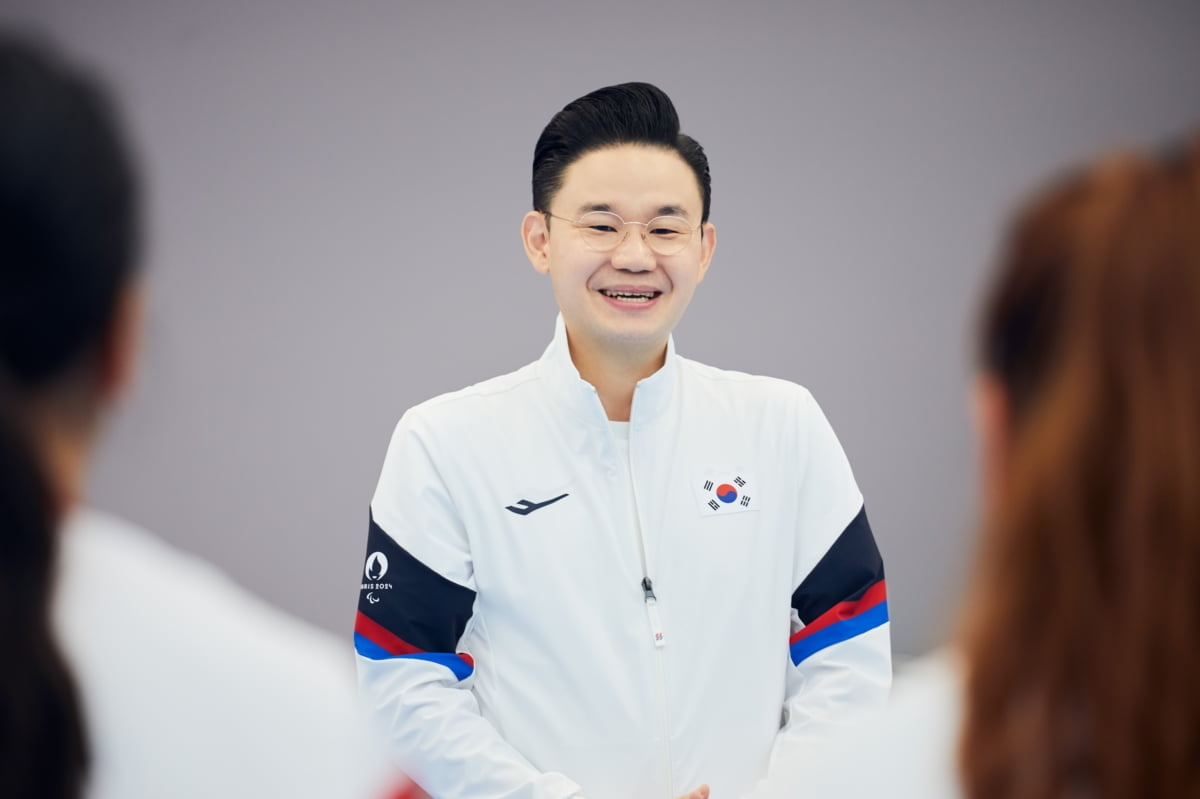 这没进啊！亚马尔外脚背妙传 莱万头球抢点顶偏