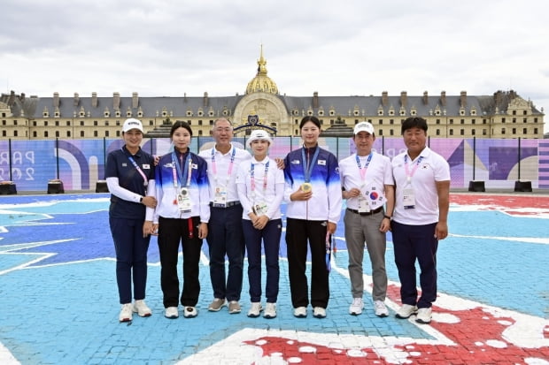 图片报：今夏莱比锡主席利用与纳赛尔的关系，说服西蒙斯留下
