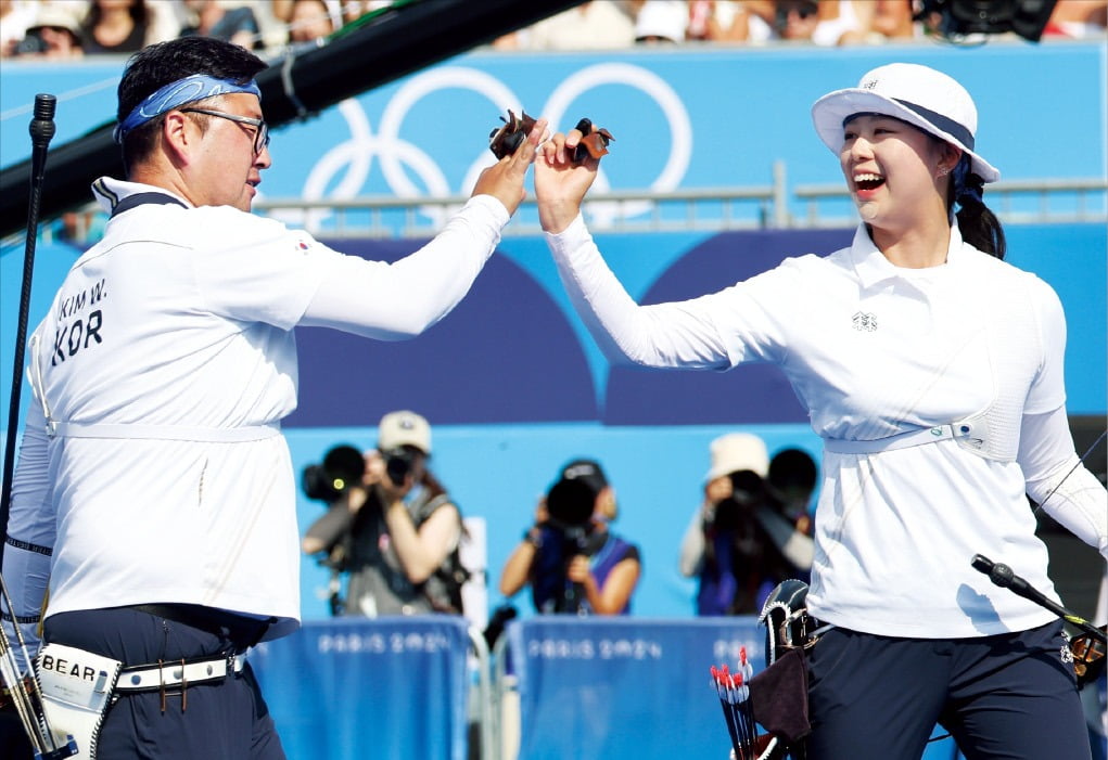 ❤️骑士官方发文：祝贺你德里克-罗斯 你有一个成功的NBA职业生涯