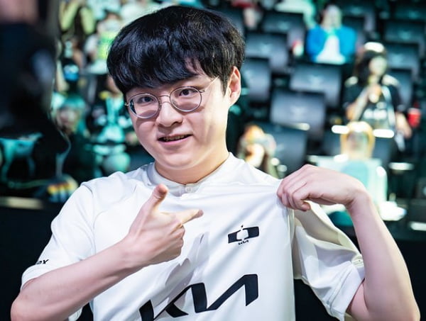 塞维利亚vs奥萨苏纳全场数据：射门数12-7，射正数5-3