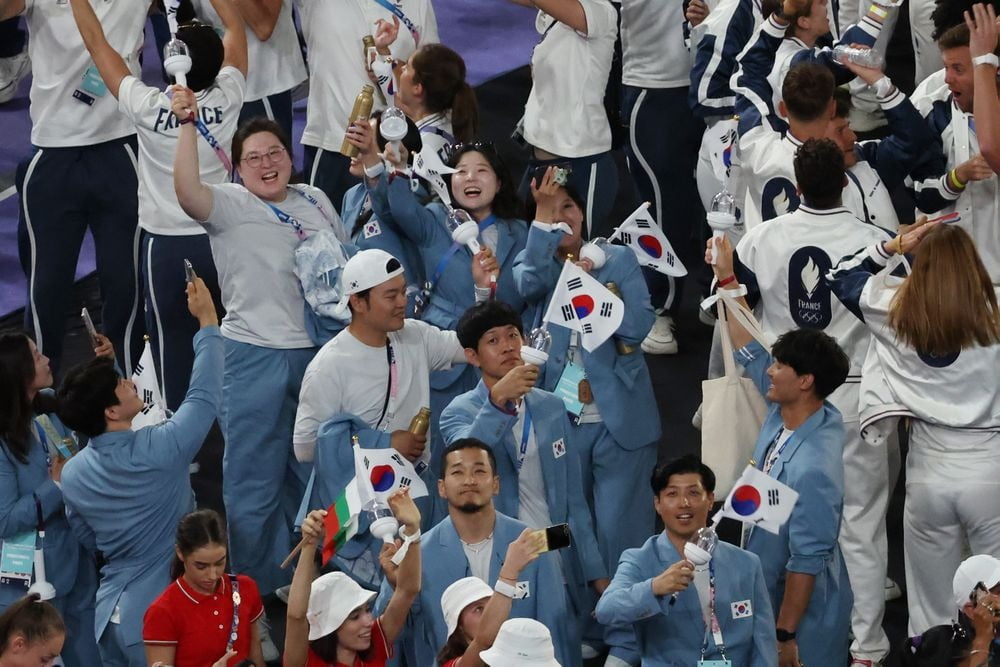 ❤️镜头给到利物浦小基耶萨与模特女妻子布拉玛尼