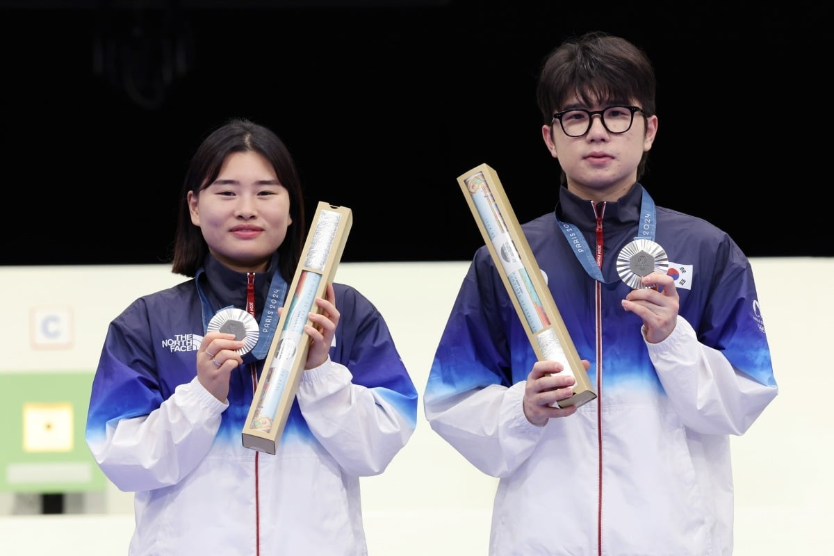 小克鲁伊维特：客场连胜曼联令人惊叹；英超第五感觉不太真实