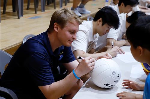 西班牙人主帅：巴萨也有弱点 明天我们会取胜