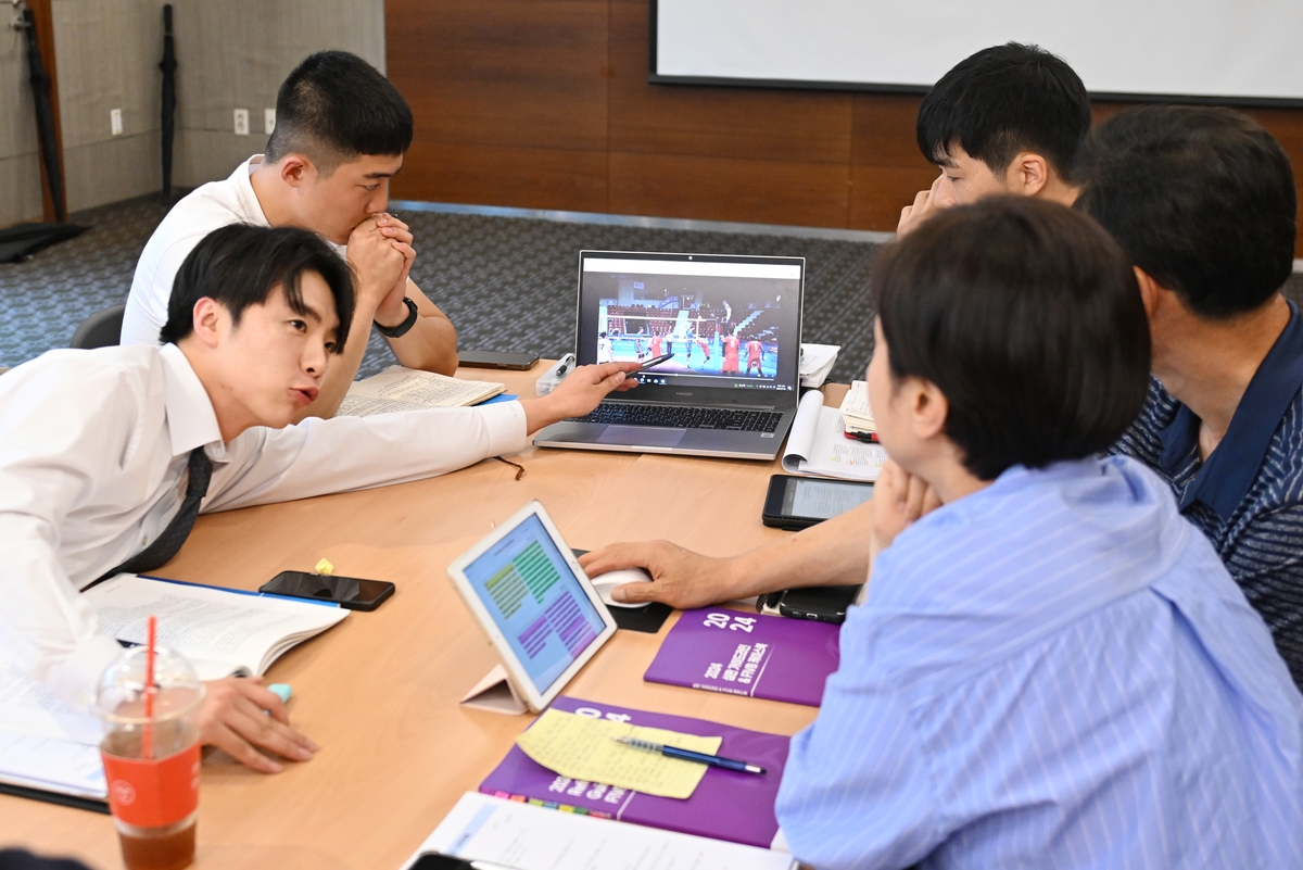邮报：如果有需要的话，曼联可能在冬窗就引进替补门将
