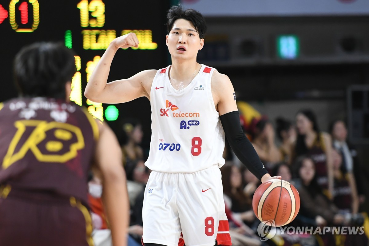 CBA俱乐部杯半场：李炎哲11分 鄢手骐11分4助攻 新疆46-39领先辽宁
